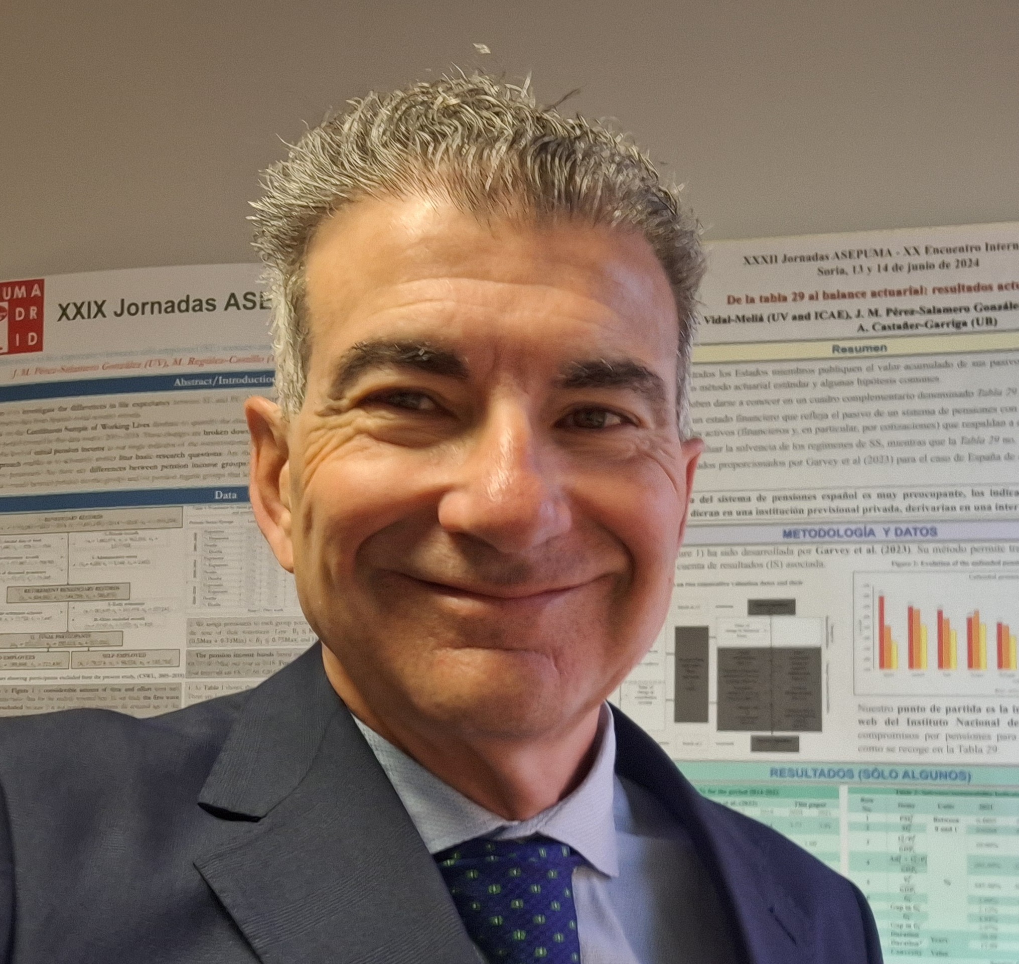 Carlos Vidal-Meliá en una presentación de investigación